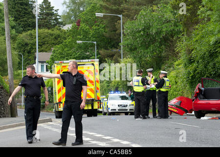 Windermere, Cumbria. 10. Juni 2012. Straße in der Nähe wegen tödlichen Unfall - ein 68 Jahre alte Pkw am Tatort starb--Windermere 15:00 The Pride von Cumbria Flugrettung flog ein Patient, der in einem ernsten Zustand, Royal Preston Hospital war. Ein Mann & Frau musste frei geschnitten werden. Stockfoto