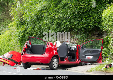 Windermere, Cumbria. 10. Juni 2012. Straße in der Nähe wegen tödlichen Unfall - ein 68 Jahre alte Pkw am Tatort starb--Windermere 15:00 The Pride von Cumbria Flugrettung flog ein Patient, der in einem ernsten Zustand, Royal Preston Hospital war. Ein Mann & Frau musste frei geschnitten werden. Stockfoto