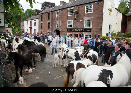 Sonntag, 10. Juni 2012 bei Appleby, Cumbria, England, UK. Pferdehändler und Besucher füllen The Sands (Straßenname) vor dem Trauben Inn Pub in Appleby Fair, die größte jährliche Zusammenkunft von Sinti und Roma und fahrenden in Europa. Sonntag ist traditionell ein viel beschäftigter Tag für Pferd Handel und Besucher Attendanc Stockfoto