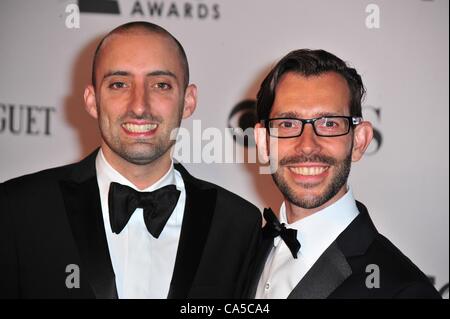 Tom Edden, Gast bei der Ankunft für die 66th Annual Tony Awards - Ankünfte, Beacon Theatre, New York, NY 10. Juni 2012. Foto von: Gregorio T. Binuya/Everett Collection Stockfoto