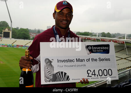 VEREINIGTES KÖNIGREICH. 06.11.2012 Birmingham England. Marlon Samuels mit dem Mann von der Serie Award während der Trophäe Präsentation am dritten und letzten Investec Cricket Test zwischen England und Westindien, gespielt auf Edgbaston Cricket Ground. Obligatorische Kredit: Mitchell Gunn. Stockfoto