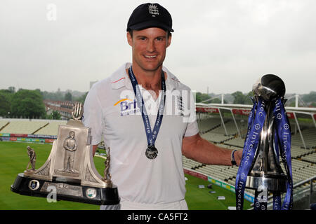 06.11.2012 Birmingham, England, UK. England Kapitän Andrew Strauss mit der Wisden Trophy und der Investec Serie Trophy für das Siegerteam während der Trophäe Präsentation am dritten und letzten Investec Cricket Test zwischen England und Westindien, gespielt auf Edgbaston Cricket Ground. Stockfoto