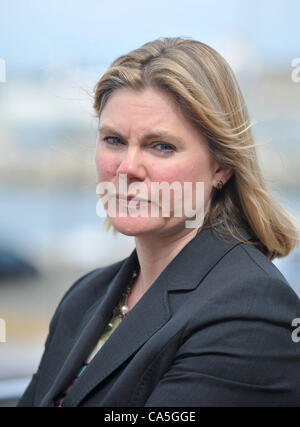 Die Rt Hon Justine Greening, MP Secretary Of State for Transport bei einem Besuch der Feststellung in Weymouth and Portland National Sailing Academy vor London 2012-Segel-Events. Sie traf mit Dorset County Transport Beamten während sie dort war.  BILD VON: DORSET MEDIENDIENST Stockfoto
