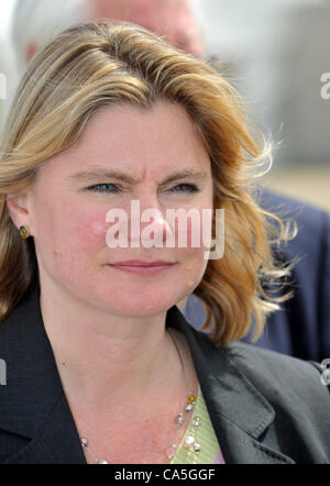 Die Rt Hon Justine Greening, MP Secretary Of State for Transport bei einem Besuch der Feststellung in Weymouth and Portland National Sailing Academy vor London 2012-Segel-Events. Sie traf mit Dorset County Transport Beamten während sie dort war.  BILD VON: DORSET MEDIENDIENST Stockfoto