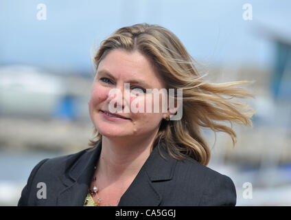 Die Rt Hon Justine Greening, MP Secretary Of State for Transport bei einem Besuch der Feststellung in Weymouth and Portland National Sailing Academy vor London 2012-Segel-Events. Sie traf mit Dorset County Transport Beamten während sie dort war.  BILD VON: DORSET MEDIENDIENST Stockfoto