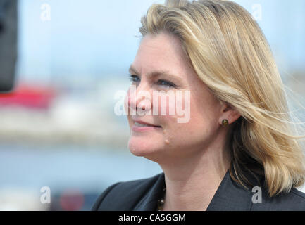 Die Rt Hon Justine Greening, MP Secretary Of State for Transport bei einem Besuch der Feststellung in Weymouth and Portland National Sailing Academy vor London 2012-Segel-Events. Sie traf mit Dorset County Transport Beamten während sie dort war.  BILD VON: DORSET MEDIENDIENST Stockfoto