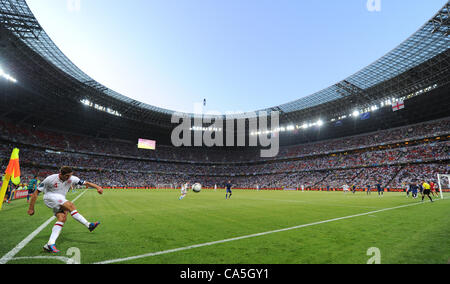 11.06.2012. Donezk, Ukraine. Englands Steven Gerrard Kreuze pro Ecke kick während der UEFA EURO 2012-Gruppe D-Fußballspiel Frankreich gegen England im Donbass Arena in Donezk, Ukraine, 11. Juni 2012. Stockfoto