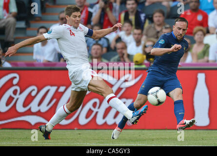 11.06.2012. Donezk, Ukraine. FranckRibery(R) Frankreichs und Englands Steven Gerrard Herausforderung für den Ball während der UEFA EURO 2012-Gruppe D-Fußball Spiel Frankreich gegen England im Donbass Arena in Donezk, Ukraine, 11. Juni 2012. Stockfoto