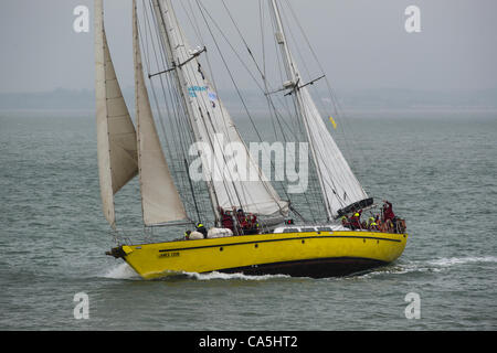 James Cook, 21m Stahl Segelschiff 1987 erbaut. Sie ist auf dem Weg von Southend, Essex nach Portland, Dorset, Großbritannien gezeigt. Stockfoto