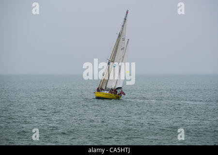 James Cook, 21m Stahl Segelschiff 1987 erbaut. Sie ist auf dem Weg von Southend, Essex nach Portland, Dorset, Großbritannien gezeigt. Stockfoto