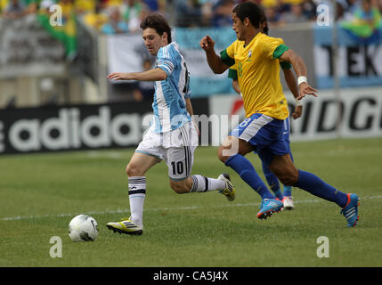 09.06.2012. New Jersey, USA. Lionel Messi (10) von Argentinien Rennen Weg von Romulo (8) von Brasilien in einem internationalen Freundschaftsspiel Metlife Stadium in East Rutherford, New Jersey. Argentinien gewann 4: 3. Stockfoto