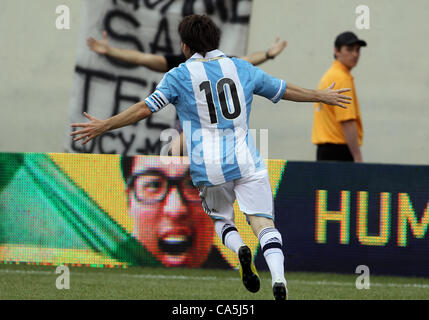 09.06.2012. New Jersey, USA. Lionel Messi (10) von Argentinien nach seinem Tor das Spiel gewinnt, seine dritte der Partie gegen Brasilien bei einem internationalen Freundschaftsspiel Metlife Stadium in East Rutherford, New Jersey. Argentinien gewann 4: 3. Stockfoto