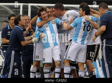 09.06.2012. New Jersey, USA. Lionel Messi (10) von Argentinien, umgeben von Teamkollegen nach erzielte den Siegtreffer, seine dritte gegen Brasilien bei einem internationalen Freundschaftsspiel Metlife Stadium in East Rutherford, New Jersey. Argentinien gewann 4: 3. Stockfoto