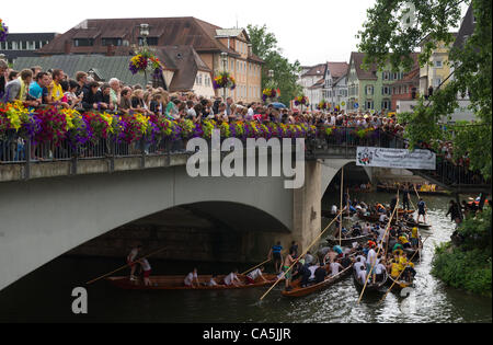 07.06.2012. Tübingen.  Einige Punt Boote versuchen, einen Engpass während der Kostüm-Parade von der Punt Boat Race (Stocherkahnrennen) auf dem Neckar in Tübingen, Deutschland, 7. Juni 2012 passieren. Rund 50 Punt Boote traten in der diesjährigen traditionellen Punt Bootsrennen. Stockfoto