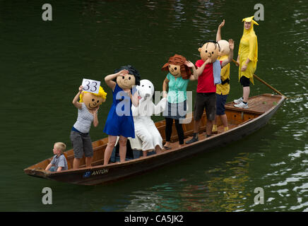 07.06.2012. Tübingen.  Menschen angezogen als Charaktere aus der Comic-Strip-Erdnüsse nehmen Teil in der Faschings-Parade von der Punt Boat Race (Stocherkahnrennen) auf dem Neckar in Tübingen, Deutschland, 7. Juni 2012. Rund 50 Punt Boote traten in der diesjährigen traditionellen Punt Bootsrennen. Stockfoto