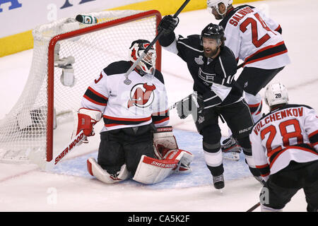 11.06.2012.Los Angeles Staples Center, USA.  Los Angeles Kings Rechtsaußen #14, die Justin Williams (CAN) vor New Jersey Devils Torhüter #30 Martin Brodeur (CAN) in feiert Spiel 6 der Stanley-Cup-Finale zwischen den New Jersey Devils und den Los Angeles Kings im Staples Center in L Stockfoto