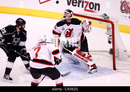 11.06.2012.Los Angeles Staples Center, USA.  New Jersey Devils Torhüter #30 Martin Brodeur (CAN) ein Auge auf den Puck vor Los Angeles Kings hält links Flügelspieler #25 Dustin Penner (CAN) und New Jersey Devils Torhüter Verteidiger #7 Henrik Tallinder (SWE) in Spiel 6 der Stanley-Cup-Finale b Stockfoto