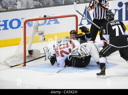 11. Juni 2012: Devils (20) Ryan Carter springt auf Kings (32) Jonathan Quick und beginnt einen Kampf in Spiel 6 der Stanley-Cup-Finale zwischen den New Jersey Devils und den Los Angeles Kings im Staples Center in Los Angeles, Kalifornien. Die LA Kings gewann das Spiel mit 6: 1 für ihre erste Tim gewinnt den Stanley Cup Stockfoto