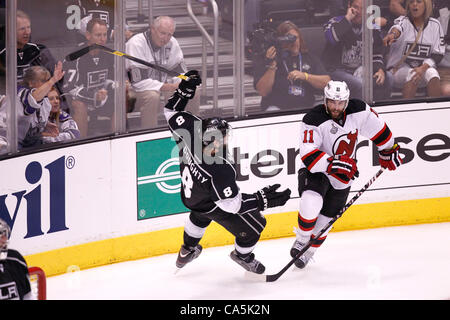 11.06.2012.Los Angeles Staples Center, USA.  New Jersey Devils Rechtsaußen #11 Stephen Gionta (USA), Los Angeles Kings Verteidiger #8 klopft Drew Doughty (CAN) in Spiel 6 der Stanley-Cup-Finale zwischen den New Jersey Devils und den Los Angeles Kings im Staples Center in Los Angeles, Kalifornien. Stockfoto