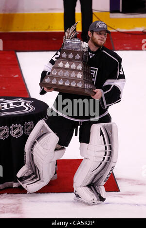 11.06.2012.Los Angeles Staples Center, USA. Los Angeles Kings Torhüter #32 Jonathan Quick (USA) Schlittschuhe mit ist, dass die Conn Smythe Trophy der LA Kings gewann das Spiel 6: 1 zum ersten Mal den Stanley Cup gewinnen. Stockfoto