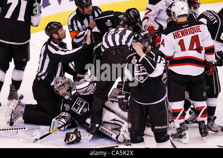 11.06.2012.Los Angeles Staples Center, USA.  Los Angeles Kings Torwart Jonathan Quick (USA) auf der Unterseite von einem Scrum nach New Jersey Devils Center #20 herauskommt, was Ryan Carter (USA) ihn in der zweiten Periode in Spiel 6 der Stanley-Cup-Finale zwischen den New Jersey Devils und die Lo überfuhr #32 Stockfoto