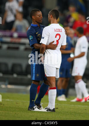 PATRICE EVRA & ASHLEY COLE AFT FRANCE V ENGLAND EURO 2012 DONBASS ARENA Donezk UKRAINE UKRAINE 11. Juni 2012 Stockfoto