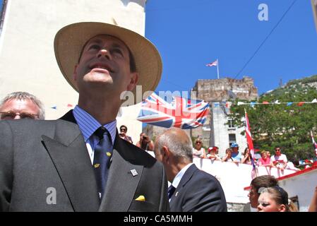 06.12.2012, Gibraltar. Der Graf und die Gräfin von Wessex Edward und Sophie besuchen Gibraltar als Teil der Royal Diamond Jubilee-Tour. Sie wurden von Hunderten von stolzen britischen Gibraltarians mit Fahnen begrüßt. Stockfoto