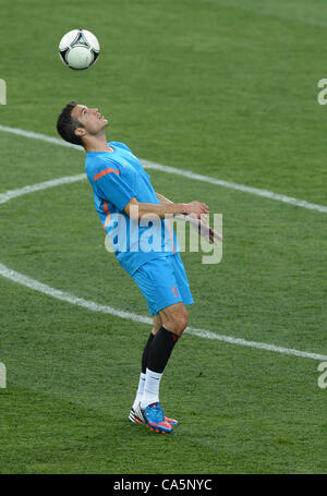 12.06.2012. Charkiw, Ukarine.  Des Niederlanden Robin van Persie während einer Trainingseinheit der niederländischen Fußball-Nationalmannschaft im Metalist Stadium in Charkiw, Ukraine, 12. Juni 2012. Stockfoto