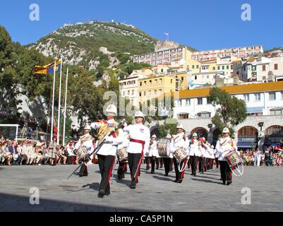 Gibraltar. 12. Juni 2012. Die Parade in Gibraltar Stadtzentrum (Kasematten Quadrat) The Royal Gibraltar Regiment Band stattfand die Nationalhymne gespielt und waren begleitet von Gibraltar Regiment Soldaten der Royal Air Force und Navy. Tausende säumten den Platz um die königliche Besucher begrüßen. Stockfoto