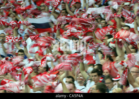 POLNISCHE FANS WEHENDEN Schals Polen V Russland Nationalstadion Warschau Polen 12. Juni 2012 Stockfoto