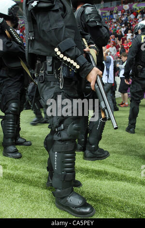 BEWAFFNETEN Aufstand Polizei Polen V Russland Nationalstadion Warschau Polen 12. Juni 2012 Stockfoto