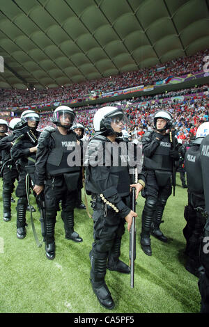 BEWAFFNETEN Aufstand Polizei Polen V Russland Nationalstadion Warschau Polen 12. Juni 2012 Stockfoto