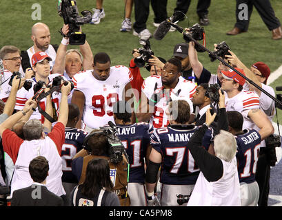 5. Februar 2012-quarterback der New York Giants - Indianapolis, IN, USA - Kapitäne (L-R) einschließlich Eli Manning #10, defensive Tackle Chris Canty #99 und defensive End Justin Tuck #91watch den Münzwurf. Super Bowl XLVI kam in den letzten Sekunden, wie die New York Giants die New England Patriots schlagen Stockfoto