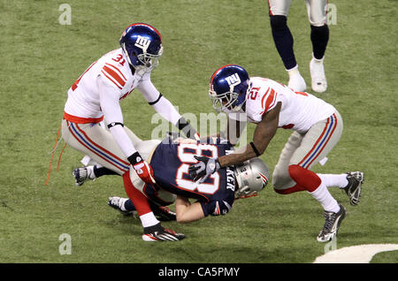 5. Februar 2012 wird in Angriff genommen - Indianapolis, IN, USA - New England Patriots Wide Receiver Wes Welker #83 von New York Giants starke Sicherheit Kenny Phillips #21 und New York Giants Cornerback Aaron Ross #31 beim Super Bowl XLVI. Super Bowl XLVI kam in den letzten Sekunden, wie die New York Giants t schlagen Stockfoto