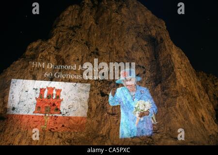 Des Bilds von Königin Elizabeth ll hat auf die Nordfront des berühmten Felsen von Gibraltar projiziert.  Der Union Jack und die Gibraltar-Flagge wurden auch auf den Felsen selbst projiziert.  Es deckt sich mit der Jubiläumsfeier für die Königin große Mengen von einheimischen versammelt, um den Moment zu erleben Stockfoto