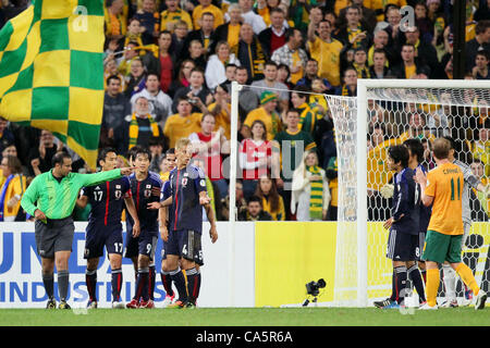 Khalil Al Ghamdi (Schiedsrichter), Atsuto Uchida (JPN), 12. Juni 2012 - Fußball / Fußball: Makoto Hasebe, Keisuke Honda Japan argumentieren mit Schiedsrichter Khalil Al Ghamdi (L) vor Atsuto Uchida von Japan während der FIFA World Cup Brasilien 2014 asiatische Qualifikation Finalrunde, Gruppe B Spiel Wette verwarnt wird Stockfoto