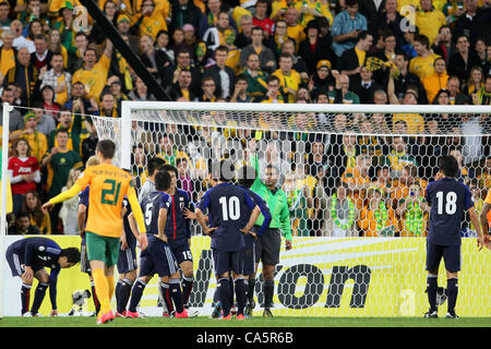 Atsuto Uchida (JPN), 12. Juni 2012 - Fußball / Fußball: Atsuto Uchida von Japan zeigt sich eine gelbe Karte von Schiedsrichter Khalil Al Ghamdi während der FIFA World Cup Brasilien 2014 asiatischen Qualifier Finalrunde, Gruppe B-Match zwischen Australien 1: 1 Japan Suncorp Stadium, Brisbane, Australien. (Foto von Yusuke Na Stockfoto