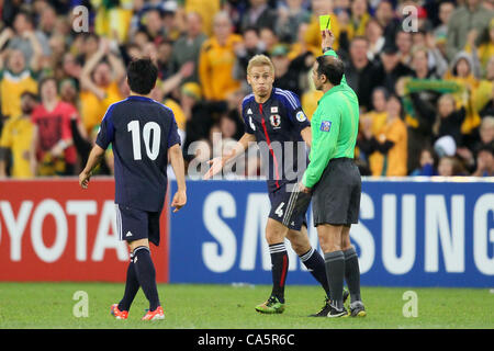 Keisuke Honda (JPN), Khalil Al Ghamdi (Schiedsrichter), 12. Juni 2012 - Fußball / Fußball: Keisuke Honda Japan zeigt eine gelbe Karte von Schiedsrichter Khalil Al Ghamdi (R) während der FIFA World Cup Brasilien 2014 asiatischen Qualifier Finalrunde, Gruppe B-Match zwischen Australien 1: 1 Japan Suncorp Stadium, Brisbane Stockfoto