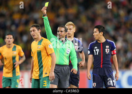 Mark Milligan (AUS), 12. Juni 2012 - Fußball / Fußball: Mark Milligan Australiens zeigt eine gelbe Karte von Schiedsrichter Khalil Al Ghamdi (R) während der FIFA World Cup Brasilien 2014 asiatischen Qualifier Finalrunde, Gruppe B-Match zwischen Australien 1: 1 Japan Suncorp Stadium, Brisbane, Australien. (Foto: Y Stockfoto