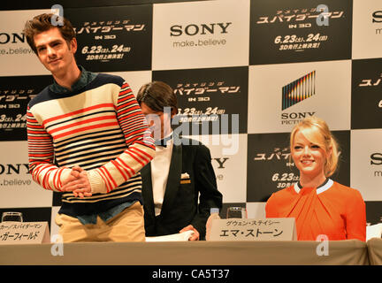 Andrew Garfield und Emma Stone, 13. Juni 2012: Tokyo, Japan - Andrew Garfield und Emma Stone kommen für eine Pressekonferenz in Tokio am Mittwoch, 13. Juni 2012. Die beiden zusammen mit Regisseur Marc Webb und Schauspieler Rhys Ifans wurde in der Stadt zur Förderung einer 23.Juni Weltpremiere von The Amazing Spider-man. Stockfoto