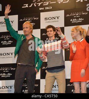 Tokyo, Japan - Andrew Garfield ist flankiert von Emma Stone und Rhys Ifans, links, wie sie während einer Pressekonferenz in Tokio am Mittwoch, 13. Juni 2012 für Fotografen zu posieren. Das Trio zusammen mit Regisseur Marc Webb war in der Stadt zu einem Juni 23 Weltpremiere von der Amazing Spider-man. Stockfoto