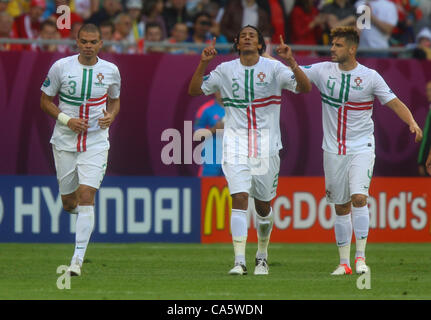 13.06.2012. Lemberg, Ukraine. EURO 2012, Fußball Europameisterschaft, Dänemark gegen Portugal. PEPE, BRUNO ALVES und MIGUEL VELOSO (POR) feiern ihr erste Ziel von Pepe Stockfoto