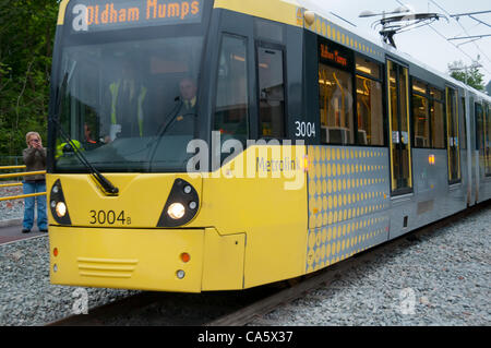 13. Juni 2012. Ein Metrolink tram in Oldham Mumps stop nach Abschluss der ersten Passagier Service auf die neue Manchester Oldham Linie, die heute eröffnet. Stockfoto