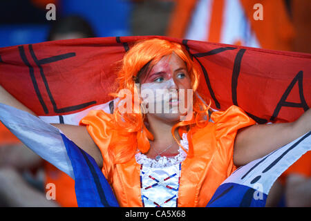 13.06.2012. Charkiw, Ukraine.  Ein niederländischer Fan jubelt vor UEFA EURO 2012-Gruppe B Fußballspiel Holland gegen Deutschland im Metalist Stadium in Charkiw, Ukraine, 13. Juni 2012. Stockfoto