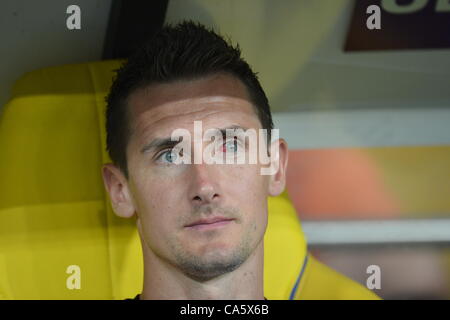 13.06.2012. Charkiw, Ukraine.  Deutschlands Miroslav Klose sitzt auf der Bank vor der UEFA EURO 2012-Gruppe B Fußballspiel Holland gegen Deutschland im Metalist Stadium in Charkiw, Ukraine, 13. Juni 2012. Stockfoto