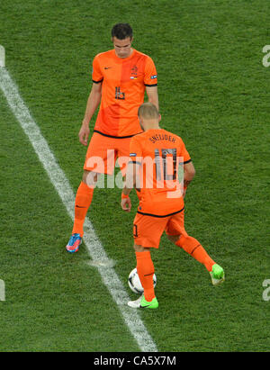 13.06.2012. Charkiw, Ukraine. The Netherlands'Wesley Sneijder (R) und Robin van Persie startet die Fußball-UEFA EURO 2012-Gruppe B entsprechen die Niederlande Vs Deutschland Metalist Stadium in Charkiw, Ukraine, 13. Juni 2012. Stockfoto