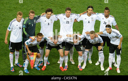 13.06.2012. Charkiw, Ukraine. Deutschlands Holger Badstuber (oben L nach unten R), Manuel Neuer, Mats Hummels, Mario Gomez, Sami Khedira, Jerome Boateng, Philipp Lahm, Thomas Mueller, Lukas Podolski, Bastian Schweinsteiger und Mesut Oezil posieren für Foto vor der UEFA EURO 2012-Gruppe B-Fußballspiel Stockfoto