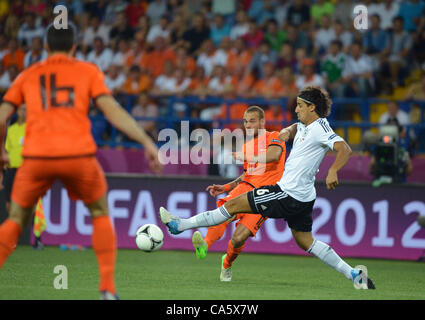 13.06.2012. Charkiw, Ukraine. Deutschlands Sami Khedira (R) und die Netherlands'Wesley Sneijder (C) Herausforderung für den Ball UEFA EURO 2012-Gruppe B Fußball Spiel Niederlande gegen Deutschland im Metalist Stadium in Charkiw, Ukraine, 13. Juni 2012. Stockfoto