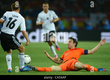 13.06.2012. Charkiw, Ukraine.  Deutschlands Philipp Lahm (L) und den Niederlanden Mark van Bommel fordert den Ball während der UEFA EURO 2012-Gruppe B Fußball passen die Niederlande Vs Deutschland Metalist Stadium in Charkiw, Ukraine, 13. Juni 2012. Stockfoto