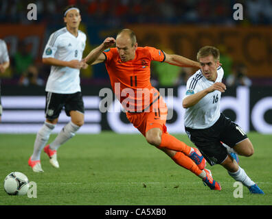 13.06.2012. Charkiw, Ukraine.  ArjenRobben der Niederlande und Deutschlands Philipp Lahm (R) Herausforderung für den Ball während der UEFA EURO 2012-Gruppe B Fußball match Niederlande Vs Deutschland Metalist Stadium in Charkiw, Ukraine, 13. Juni 2012. Stockfoto